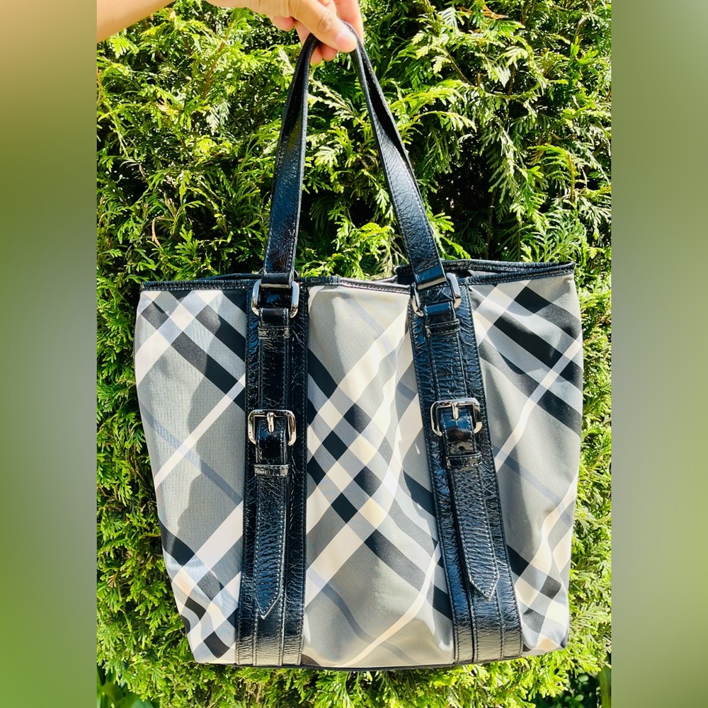 BURBERRY Black Beat Check Nylon Victoria Tote Bag - Picture 2 of 11